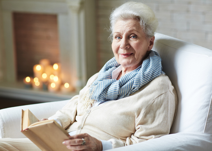 mujer mayor leyendo libro