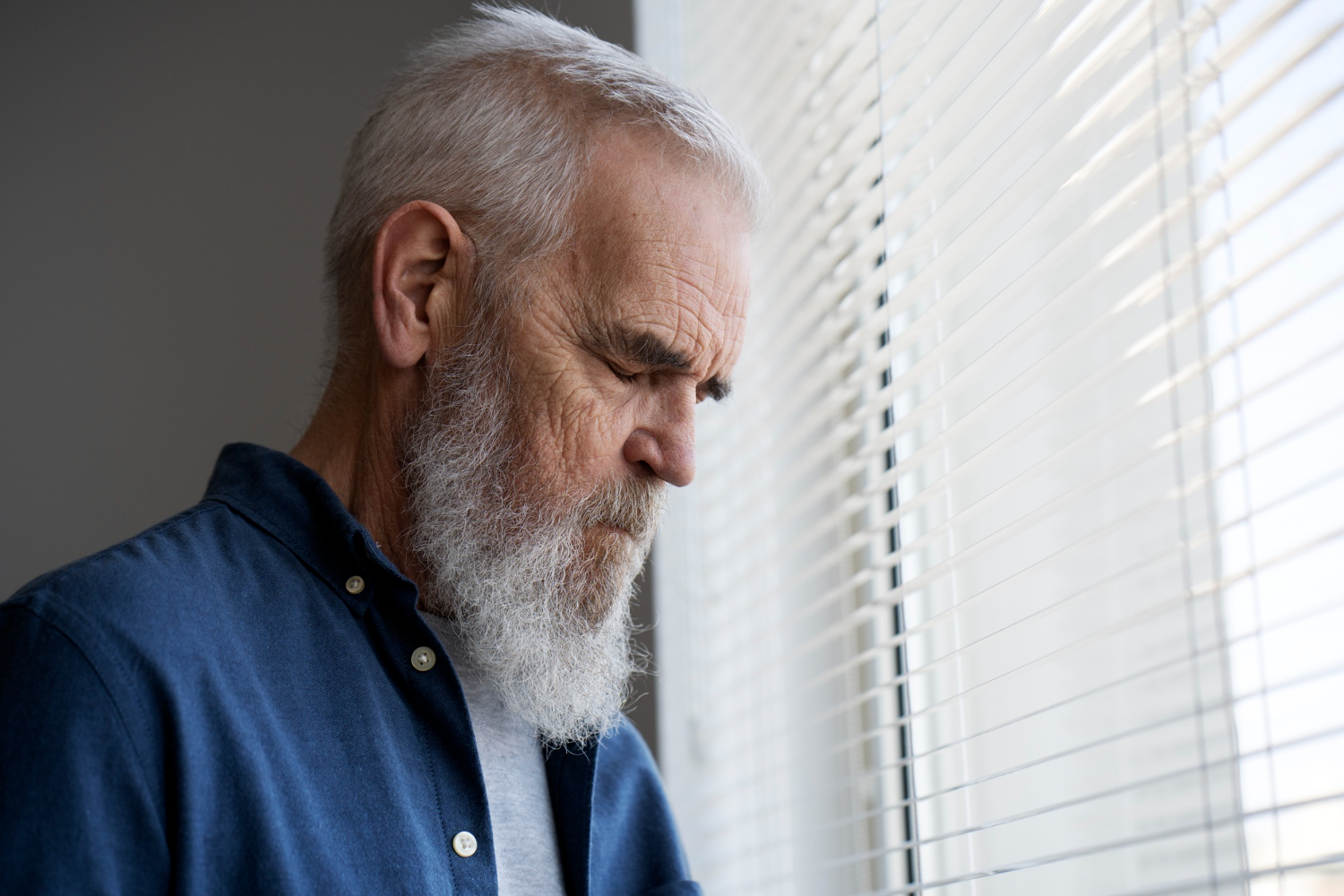 Persona mayor con Alzheimer en su domicilio